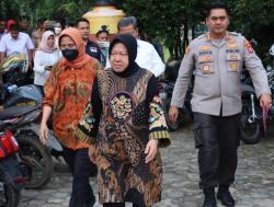 Mensos Risma Janji Lunasi Utang Keluarga Korban Pemerkosaan Ayah Tiri di Lampung Tengah<