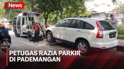 Nekat Parkir Sembarangan di Wilayah Pademangan, Petugas Menderek dan Mengempeskan Ban Belasan Kendaraan