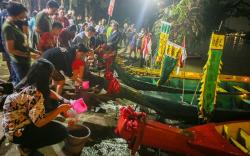 Puncak Perayaan Peh Cun, Warga Keturunan Tionghoa Ritual Mandikan Perahu
