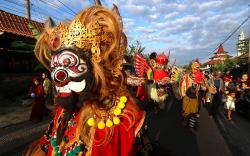 Warga Suku Osing Mengarak Barong di Desa Wisata Adat Kemiren Banyuwangi