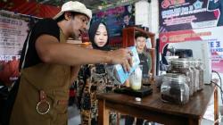 Tangkap Peluang Bisnis Kekinian, Relawan Ganjar Latih Milenial Indramayu Jadi Barista<