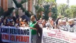Diminta Kosongkan Pasar Umum Negara, Ratusan Pedagang Gerudug DPRD Jembrana