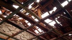 Atap Rumah di KBB Tersambar Petir, Penghuni Pingsan Harus Dibawa ke Rumah Sakit<