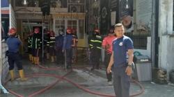 Toko Kue di Padang Kebakaran, 5 Mobil Damkar Diterjunkan Padamkan Api