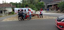 Jumat Berkah, DPD Perindo Bantul Bagikan Nasi Bungkus Kepada Warga Dlingo 