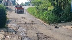 Pipa Air Kerap Bocor Sebabkan Jalan Dekat Gerbang Pemda KBB Rusak Berat<