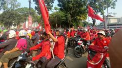 Ribuan Kader PDIP Konvoi Motor ke Arena Puncak Peringatan Bulan Bung Karno di GBK