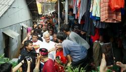 Ganjar Pranowo Disambut Antusias saat Sambangi Jati Padang, Warga: Presiden Gue Nih