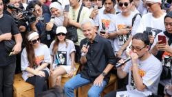 Dicintai Gen-Z, Ganjar Semringah Dibuatkan Kaos Kampanye Bergambar Dirinya sebagai Superhero Greyman