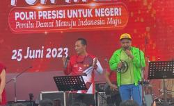 Saat Kapolri Luwes Bernyanyi dan Berjoget Hibur Peserta Fun Walk Hari Bhayangkara di Monas