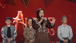 Berikan Cenderamata di Konser Ambyar Awards Mojokerto, Waketum Partai Perindo: Salam Hormat Ibu Wali Kota