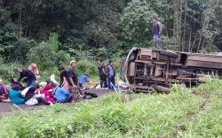 Bus Rombongan Majelis Taklim Terguling di Pagaralam, Sejumlah Ibu-ibu Terluka