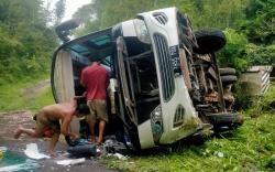  Bus Terguling di Pagaralam karena Gagal Menanjak, Sopir Patah Tangan 