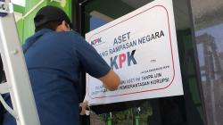 KPK Sambangi Gedung LNC Milik Mantan Rektor Unila Karomani<