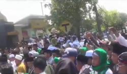 Ratusan Umat Islam Kepung Kemenag Sampang, Desak Pemerintah Tutup Ponpes Al Zaytun