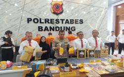 Polisi Bongkar Home Industry Tembakau Sintetis di Setiabudi Bandung, Tangkap 6 Pemuda<