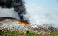 2 Hektare Perbukitan Sampah TPA Tegal Kebakaran