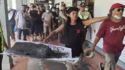 Kesal Lingkungan Tercemar, Warga Kediri Lemparkan Limbah Debu Hitam ke Pabrik Gula Pesantren