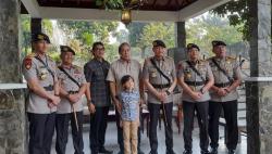 Sambut HUT ke-77 Bhayangkara, Pasukan Gegana Brimob Ziarah ke Makam Jenderal Hoegeng 