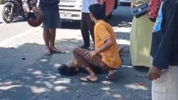 Kecelakaan di Madiun, Pemotor Boncengan Terkapar usai Tabrak Pohon