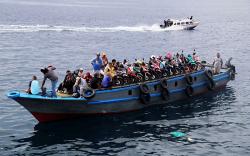 Warga Kota Ternate Mudik Idul Adha Naik Kapal Kayu