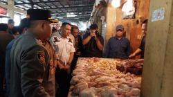 Kapolres Sukabumi Sidak ke Pasar Palabuhanratu, Harga Daging Ayam Masih Mahal <