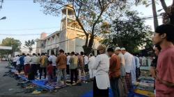 Warga Muhammadiyah Surabaya Sholat Idul Adha di Masjid Al Badar, Jemaah Tumpah Ruah ke Jalan