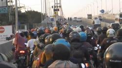 Tradisi Toron Idul Adha, Ribuan Warga Madura Padati Jembatan Suramadu