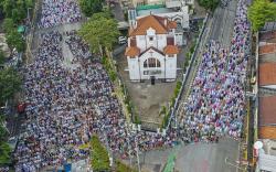 Ribuan Umat Muslim Sholat Idul Fitri 1444 H di Samping Gereja Jatinegara