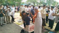  Momen Gibran dan Keluarga Salat Idul Adha di Halaman Balai Kota Solo<