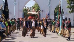 Grebeg Besar, Ratusan Prajurit dan Abdi Dalem Keraton Arak 2 Gunungan ke Masjid Agung Solo