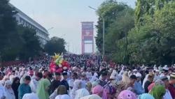 Jemaah Sholat Idul Adha Masjid Agung Palembang Membeludak hingga Jembatan Ampera<