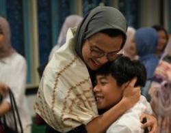 Momen Hangat Sri Mulyani Salat Idul Adha Bersama Cucu di Masjid Kantor DJP  