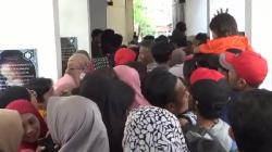 Demi Daging Kurban, Ribuan Warga Rela Antre Berjam-jam di Masjid Agung Cimahi<