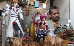 Kerajinan Action Figure dari Limbah Kayu Sangkar Burung