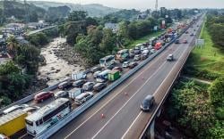 Pantauan dari Udara Kemacetan Panjang Menuju Kawasan Wisata Puncak