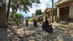 Jalan Koramil Sukabumi Rusak Parah, Dampak Dilintasi Kendaraan Proyek Tol Bocimi Seksi 2 <