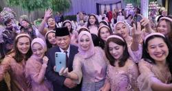 Pagar Ayu Serbu Prabowo Subianto Foto Bareng di Resepsi Pernikahan Anak Ketua MPR Bamsoet