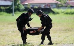 Tim Jibom Gegana Musnahkan 10 Botol Bom Ikan Rakitan dan Ranjau Aktif