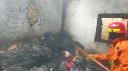 Korsleting Charger HP, Satu Rumah di Batu Ludes Terbakar