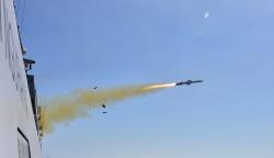 Momen KRI I Gusti Ngurah Rai Tembakan Rudal ke Kapal Angkut Pasukan di Perairan Laut Jawa 