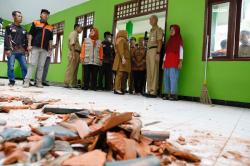 Cek Sekolah Rusak Pascagempa di Wonogiri, Ganjar: Jika Tak Layak Jangan Dipakai