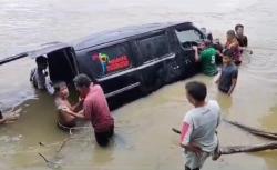 Viral Mobil Gran Max Terjun ke Sungai di Jambi, Muatan Onderdil Motor Ikut Terendam