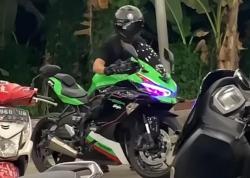 Pemilik Moge Dorong Motor Disangka Mogok, saat Mesin Hidup Bikin Orang Sekitar Kaget