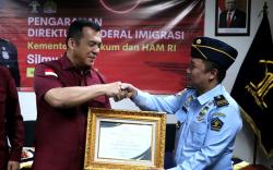 Tangkap Buronan Interpol WN Kanada, 16 Petugas Imigrasi Dapat Penghargaan