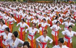 2.500 Umat Hindu Bali Tampilkan Tarian Sakral Rejang Giri Putri