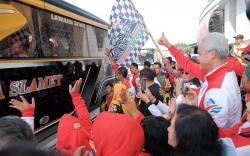 Ganjar Lepas Kontingen Jateng ke Fornas VII ke Jabar<