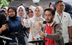 Diselingkuhi Syahnaz Sadiqah, Jeje Govinda jadi Incaran Ibu-Ibu Selfie