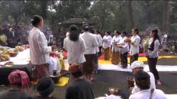 Ratusan Orang Hadiri Upacara Adat Bumi Lamba di Kaki Gunung Tangkuban Parahu KBB<