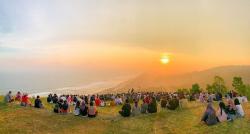 6 Tempat Terbaik Wisata Paralayang di Indonesia, Punya Pemandangan Pantai dan Danau